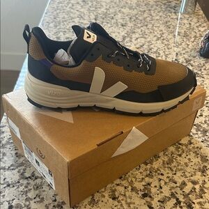 Veja Men's Tan and Black Sneakers